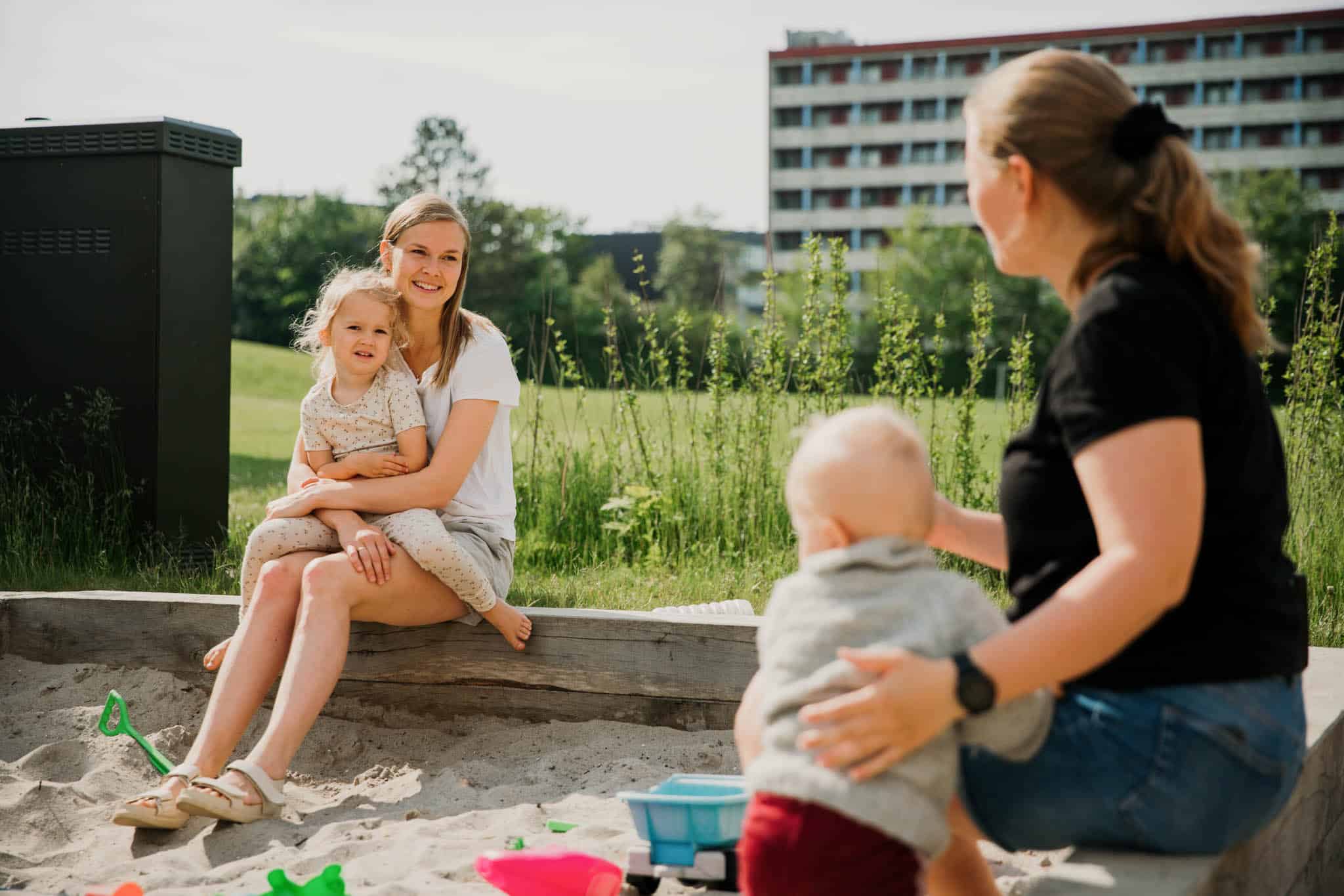 Børnefamilie i Hejredalsparken - Familievenlige lejligheder og grønne områder